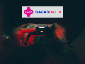 Pessoa com controle de vídeo game e logo Livelo com Casas Bahia