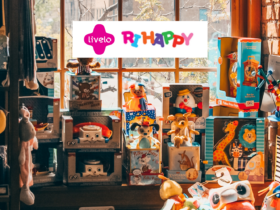 brinquedos reunidos com logo Livelo e Ri Happy