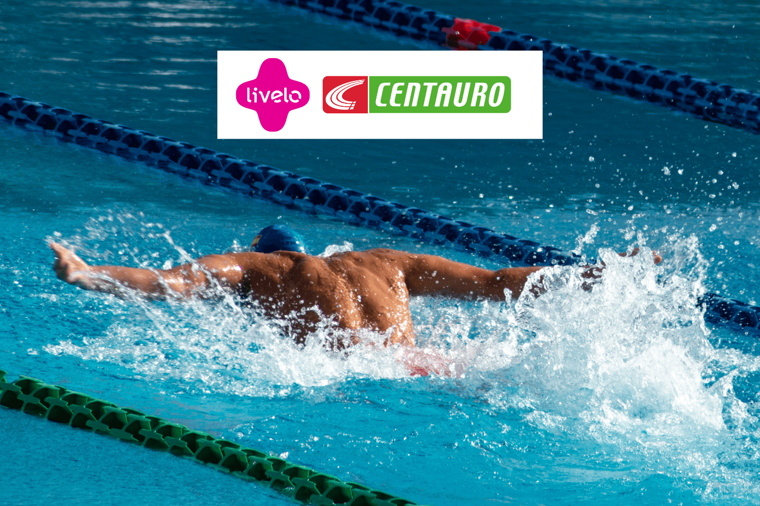 Atleta nadando na piscina com logo Livelo e Centauro