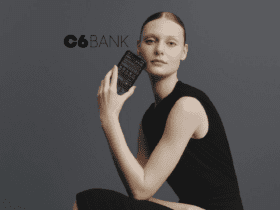 modelo branca segurando um celular com logo C6 Bank