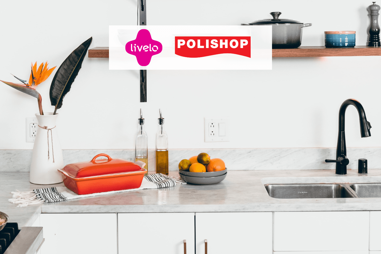 cozinha com utensílios e panelas com logo Livelo e Polishop