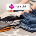 Pessoa dobrando roupas com logo Livelo e Rosa Chá