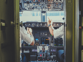 dois pilotos de avião dentro da cabine