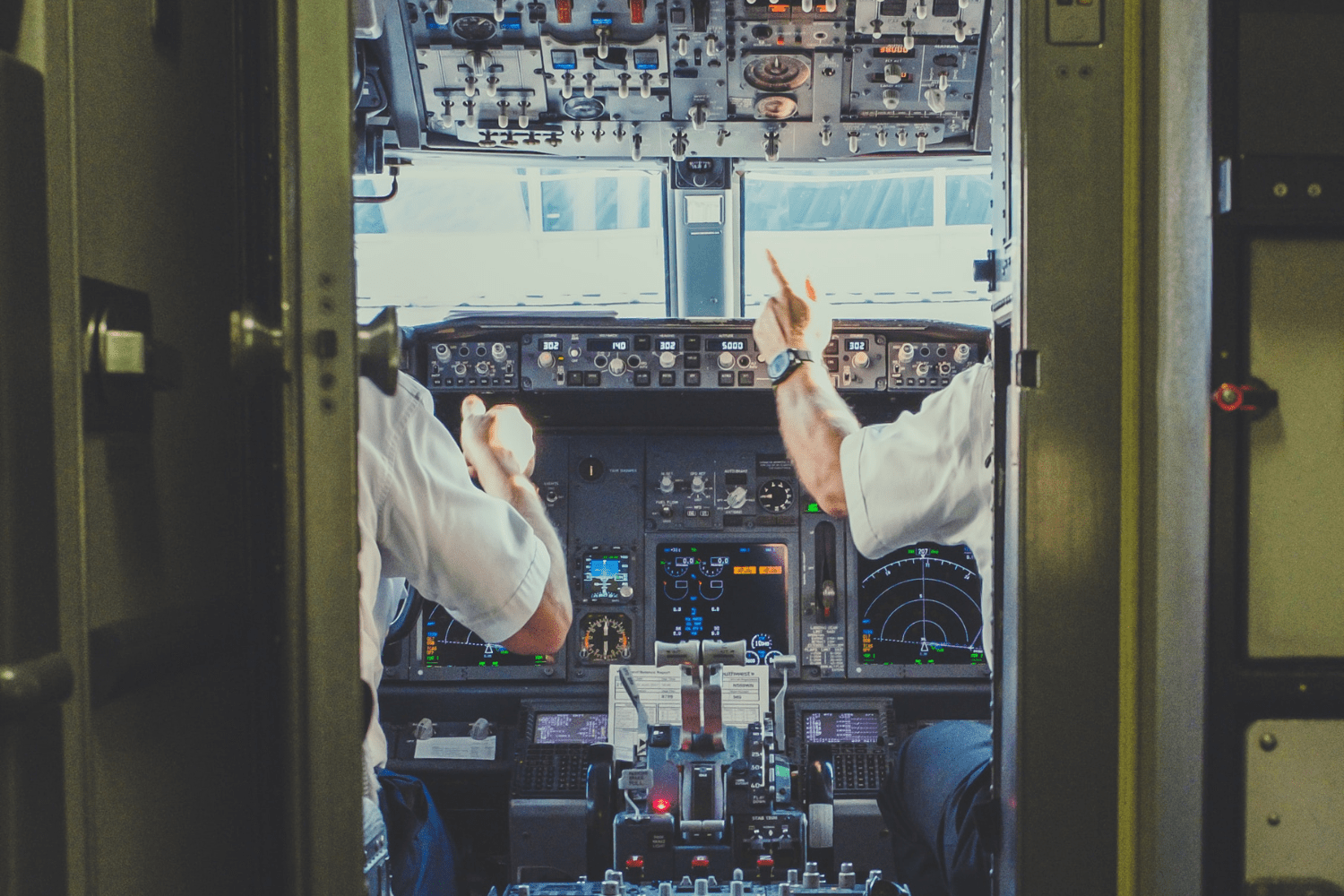 dois pilotos de avião dentro da cabine