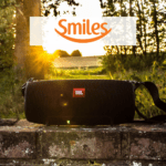 caixa de som portátil com logo Smiles