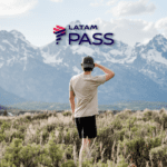 homem branco olhando para montanhas com logo Latam Pass