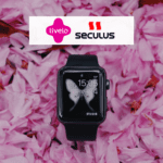 smartwatch com flores rosas no fundo e logo Livelo e Seculus