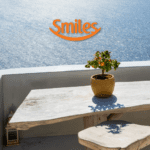 varanda com vista para o mar com logo Smiles