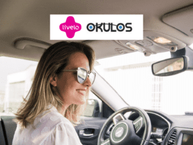 Mulher loira branca com óculos e logo Livelo e Okulus