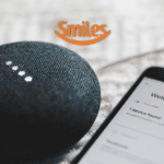 um autofalante próximo do celular com logo Smiles