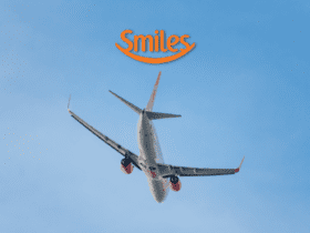 avião decolando com logo Smiles