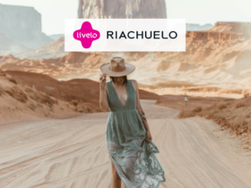mulher branca com roupa estilosa em um deserto com logo Livelo e Riachuelo