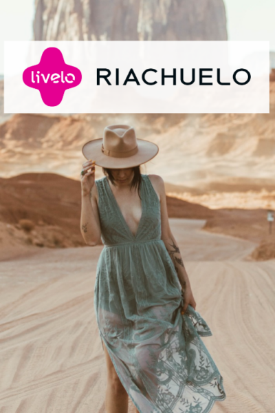 mulher branca com roupa estilosa em um deserto com logo Livelo e Riachuelo