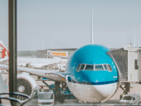 avião embarcado no aeroporto