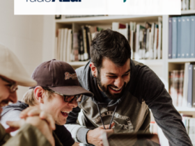 amigos sorrindo mexendo em um notebook com logo TudoAzul e Coopera