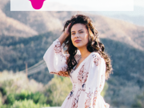 mulher branca de cabelo castanho e roupa florida com logo Livelo e Rosa chá