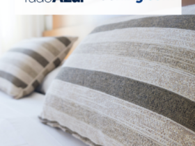 Cama de quarto de hotel com logo tudoazul booking