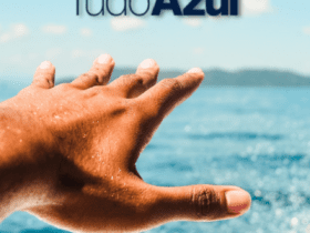 mão apontando para o mar com logo TudoAzul
