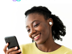 mulher negra utilizando o celular com logo Banrisul