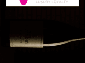 Vinho com logo livelo luxury loyalty