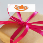 caixa de presente marrom com fita rosa com logo Smiles