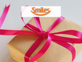 caixa de presente marrom com fita rosa com logo Smiles