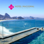 Vista da cobertura de um hotel no Rio de Janeiro com Logo Livelo e Hotel Nacional