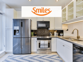 Cozinha com eletrodomésticos e logo Smiles