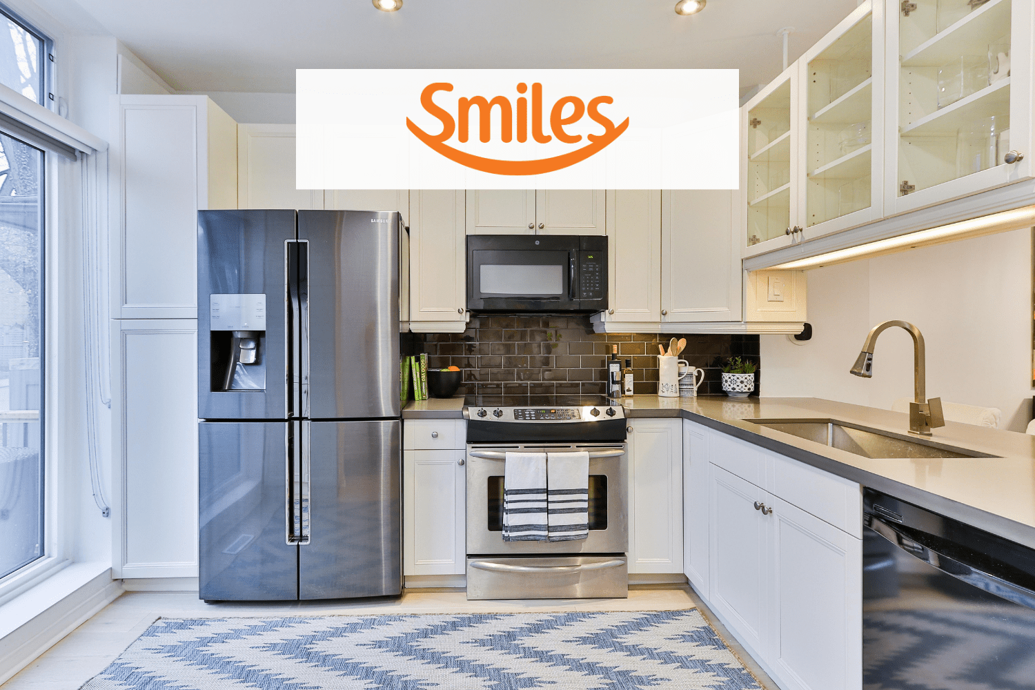 Cozinha com eletrodomésticos e logo Smiles