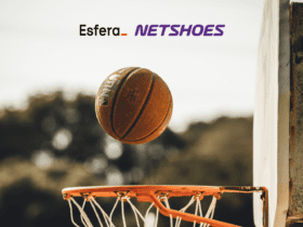 bola de basquete na cesta com logo Esfera e Netshoes