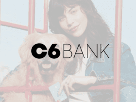 logo C6 Bank com foto de moça com um cachorro no fundo Acelerador de pontos Átomos