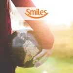 pessoa segurando o mapa com logo Smiles Clube Smiles