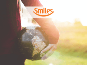 pessoa segurando o mapa com logo Smiles Clube Smiles