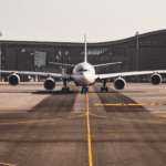 Avião na pista para decolar - redução do imposto de combustível -