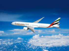 avião da Emirates voando