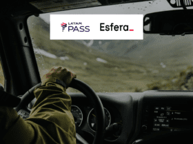 Pessoa dirigindo carro com logo Latam Pass e Esfera Até 40% de bônus Latam Pass