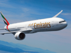 avião da Emirates decolando