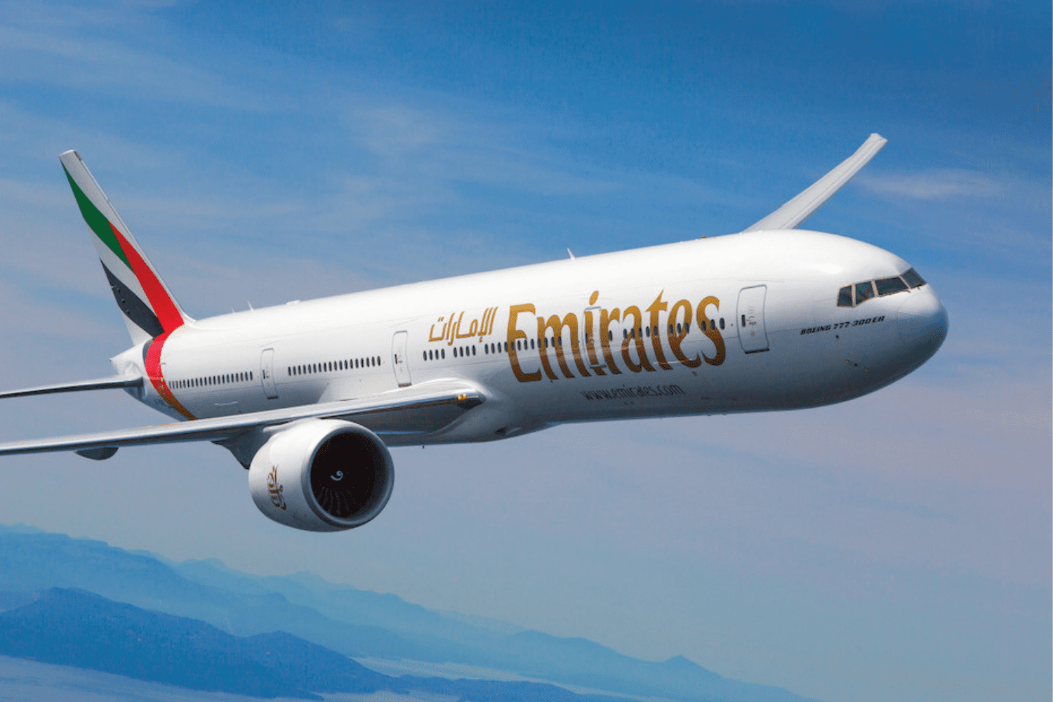 avião da Emirates decolando