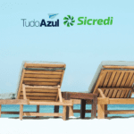 duas cadeiras de praia com logo TudoAzul e sicredi 70% de bônus TudoAzul