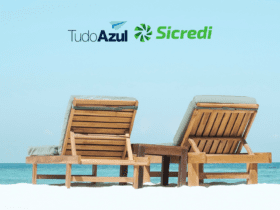 duas cadeiras de praia com logo TudoAzul e sicredi 70% de bônus TudoAzul