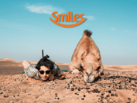 homem deitado com um camelo e logo Smiles Pontos Smiles