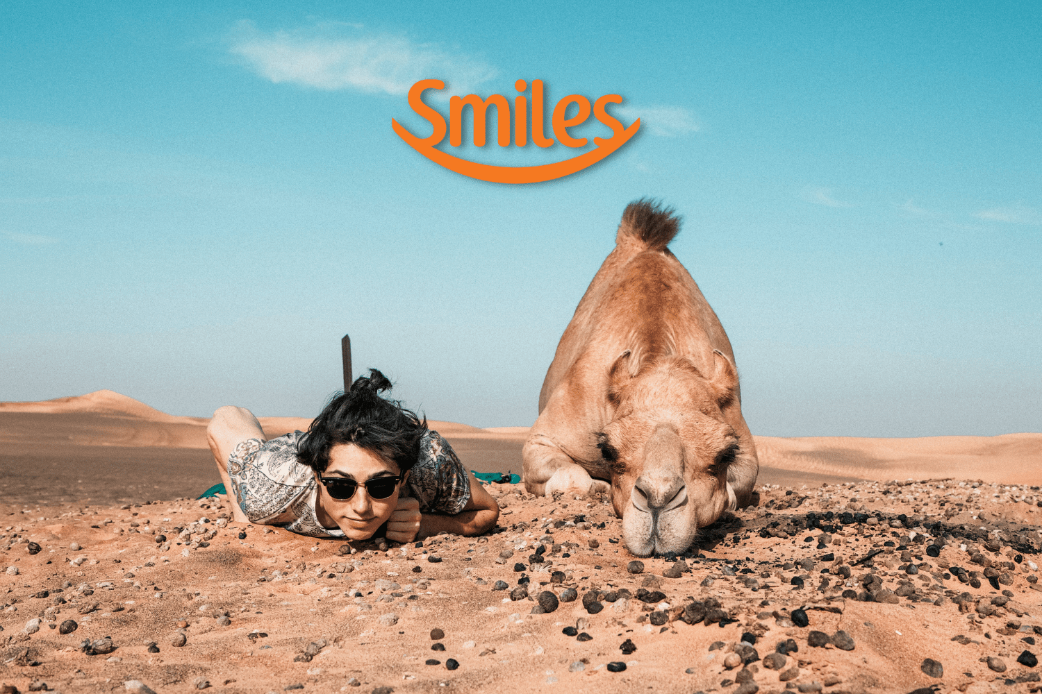 homem deitado com um camelo e logo Smiles Pontos Smiles