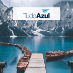 vista do mar com vários barcos e montanhas com logo TudoAzul 50% de bônus TudoAzul