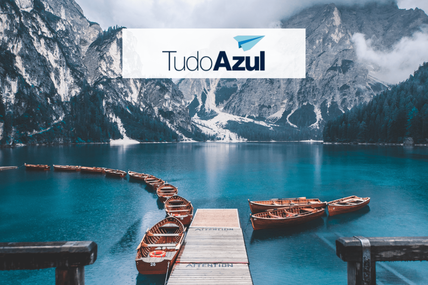 vista do mar com vários barcos e montanhas com logo TudoAzul 50% de bônus TudoAzul