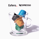 xícara com cápsulas de café e logo Esfera e Nespresso 12 pontos Esfera