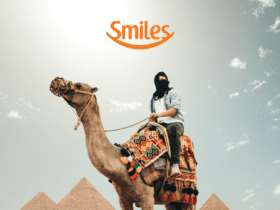 homem montando em um camelo com logo Smiles 300% de bônus Smiles