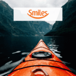 pessoa navegando em um mar com logo Smiles Clube Smiles