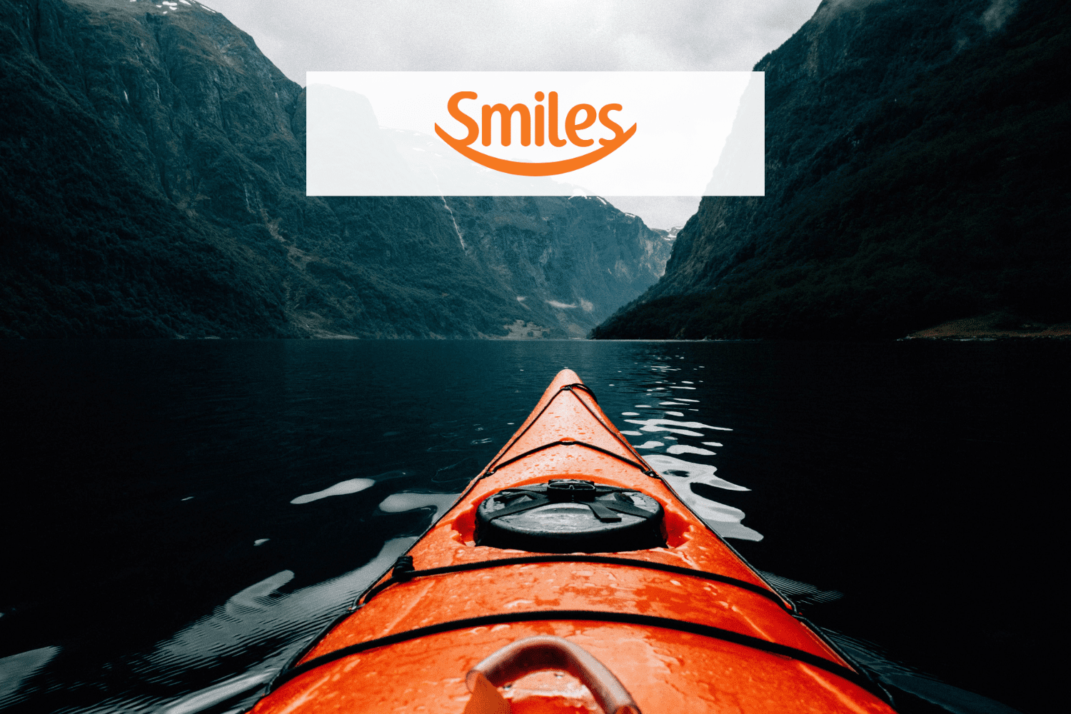 pessoa navegando em um mar com logo Smiles Clube Smiles