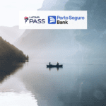 imagem de um barco no rio com logo Latam Pass e Porto Seguro Bank Até 30% de bônus Latam Pass