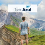 Homem olhando montanhas com logo TudoAzul Até 110% de bônus TudoAzul
